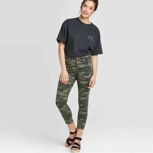Universal Thread  High-Rise Cropped green Camo Print Skinny Jeans size 4/27